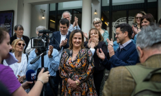Melouka Hadj Mimoune (c), alors suppléante du candidat LFI à la députation Gabriel Amard (d) lors d'un point presse à Villeurbanne, le 13 mai ( AFP / JEFF PACHOUD )