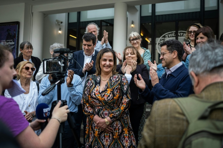 Melouka Hadj Mimoune (c), alors suppléante du candidat LFI à la députation Gabriel Amard (d) lors d'un point presse à Villeurbanne, le 13 mai ( AFP / JEFF PACHOUD )