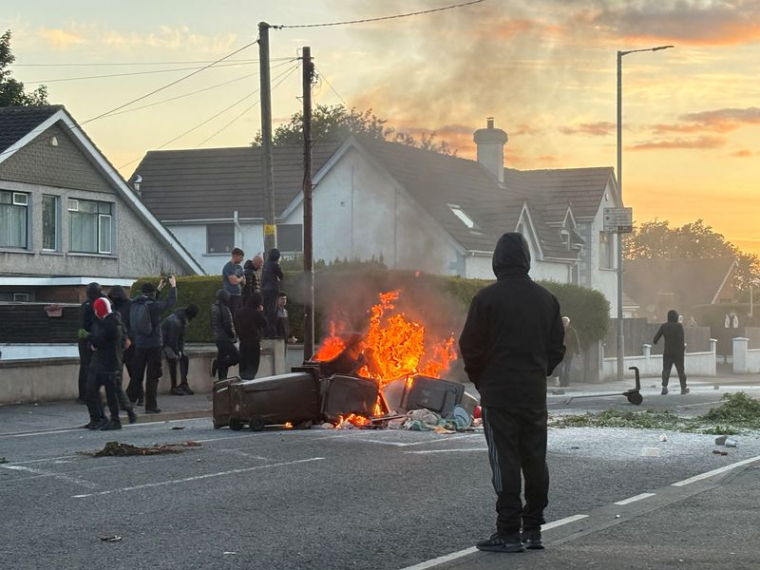 Manifestation anti-immigrés après l'attaque au couteau du 8 juin qui a gravement blessé un homme et incité la police à déclarer un incident critique, à Belfast