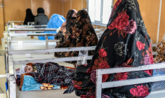 Des Afghanes avec leurs enfants sont assises dans le service de malnutrition de Médecins sans frontières (MSF) d’un hôpital à Hérat le 8 janvier 2026. Certaines familles parcourent des centaines de kilomètres pour atteindre l’hôpital d’Hérat, faute d’infrastructures de santé dans leurs provinces d’origine ( AFP / Wakil KOHSAR )