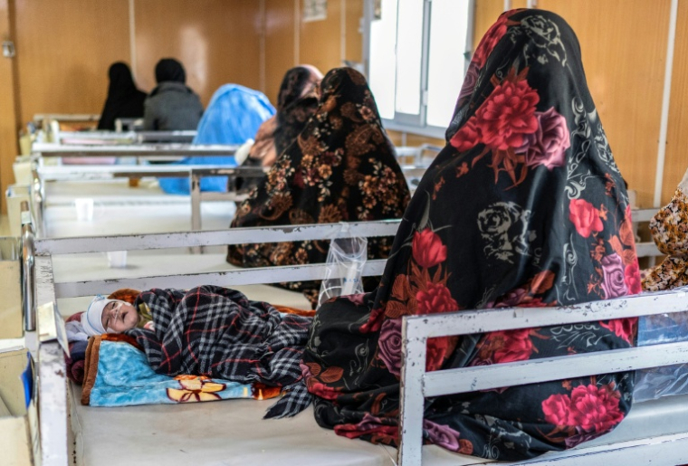 Des Afghanes avec leurs enfants sont assises dans le service de malnutrition de Médecins sans frontières (MSF) d’un hôpital à Hérat le 8 janvier 2026. Certaines familles parcourent des centaines de kilomètres pour atteindre l’hôpital d’Hérat, faute d’infrastructures de santé dans leurs provinces d’origine ( AFP / Wakil KOHSAR )