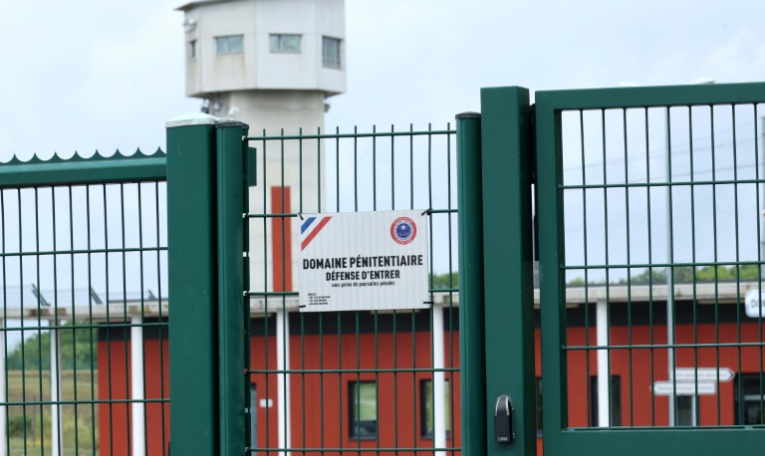 L'entrée de la prison de haute sécurité de Vendin-le-Vieil, le 22 juillet 2025 dans le Pas-de-Calais ( AFP / FRANCOIS LO PRESTI )
