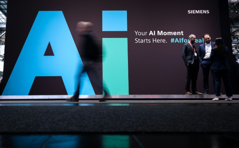 sur le site de Siemens à la foire de Hannovre lundi 20 avril.  ( AFP / RONNY HARTMANN )