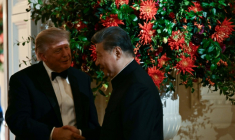 Le président américain Donald Trump (G) serre la main du président chinois Xi Jinping lors d'un dîner d'État à la Maison Blanche, à Washington, le 24 septembre 2026 ( AFP / Brendan SMIALOWSKI )