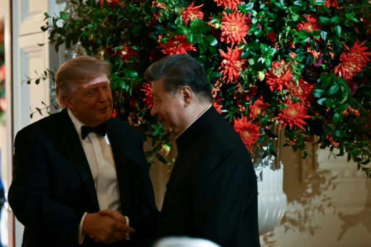 Le président américain Donald Trump (G) serre la main du président chinois Xi Jinping lors d'un dîner d'État à la Maison Blanche, à Washington, le 24 septembre 2026 ( AFP / Brendan SMIALOWSKI )