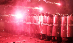 Des policiers antiémeutes se protègent des feux d'artifice alors qu'ils affrontent des manifestants lors d'une manifestation contre le président par intérim du Pérou, José Jeri, à Lima, le 15 octobre 2025 ( AFP / CONNIE FRANCE )