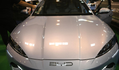 Un véhicule électrique de la marque chinoise BYD présenté au salon de Essen, en Allemagne, le 3 décembre 2025 ( AFP / Ina FASSBENDER )