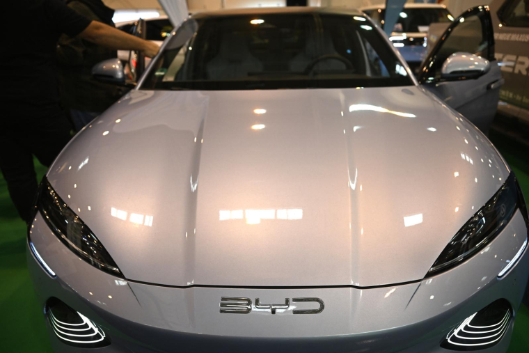 Un véhicule électrique de la marque chinoise BYD présenté au salon de Essen, en Allemagne, le 3 décembre 2025 ( AFP / Ina FASSBENDER )