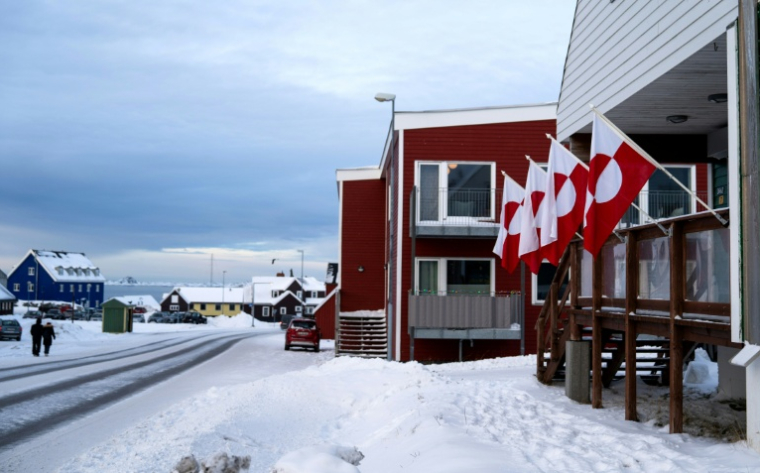 Des drapeaux groenlandais dans les rues de la capitale Nuuk, le 14 janvier 2026 ( AFP / Alessandro RAMPAZZO )