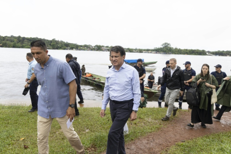 Manuel Valls, alors ministre français des Outre-mer, lors d'une visite à Saint-Georges de l'Oyapock en Guyane, le 17 juin 2025 ( AFP / Ronan LIETAR )