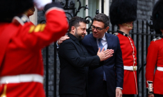 Le Premier ministre britannique Andy Burnham (d) accueille le président ukrainien Volodymyr Zelensky sur le perron de Downing Street, à Londres, le 14 octobre 2026 ( POOL / Hannah McKay )