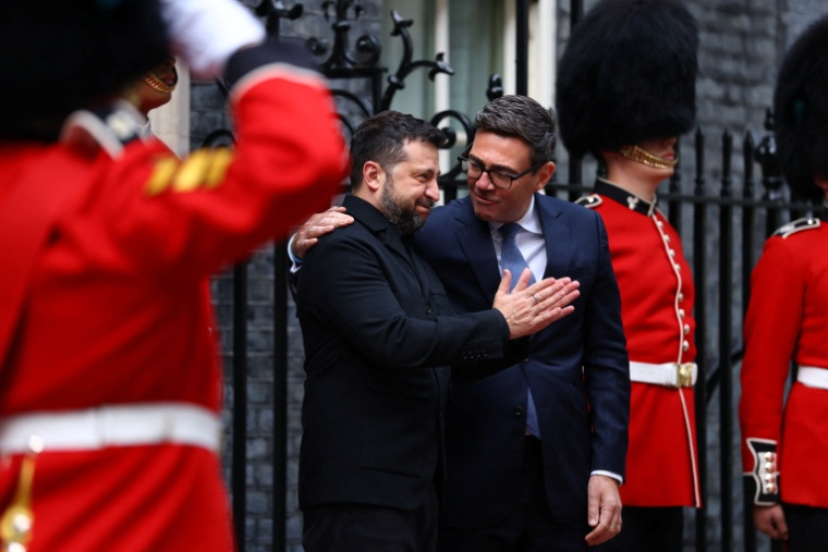 Le Premier ministre britannique Andy Burnham (d) accueille le président ukrainien Volodymyr Zelensky sur le perron de Downing Street, à Londres, le 14 octobre 2026 ( POOL / Hannah McKay )
