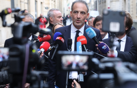Le candidat de la gauche sociale-démocrate à la présidentielle Raphaël Glucksmann, à Paris le 22 octobre 2026 ( AFP / Kenzo TRIBOUILLARD )