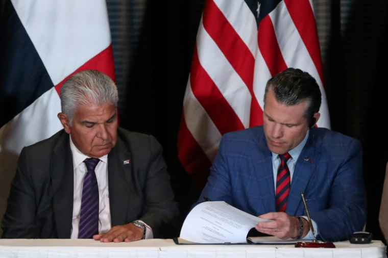 Le président du Panama, Jose Raul Mulino, assiste à la signature d'un accord bilatéral par le secrétaire américain à la Défense, Pete Hegseth, à Panama City, le 9 avril 2025 ( AFP / Franco BRANA )