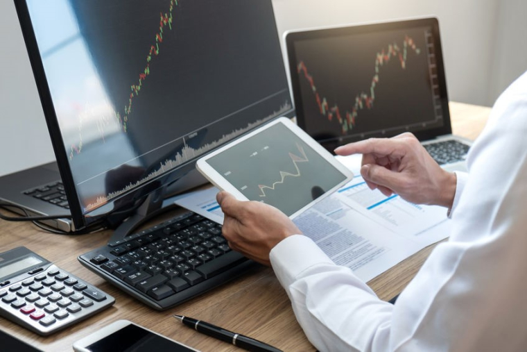 La gestion pilotée est accessible à partir de seulement quelques centaines d’euros et s’est beaucoup démocratisée ces dernières années (Crédit photo: 123RF)