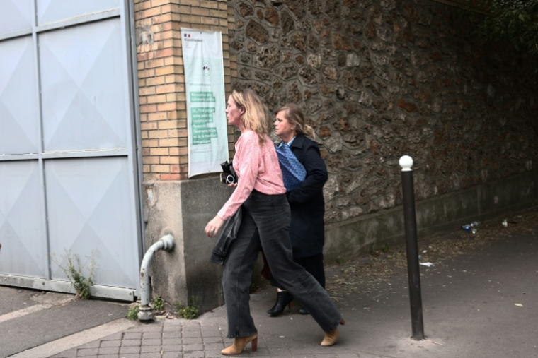 Les avocates de Patrick Bruel, Fanny Colin à gauche et Celine Lasek à droite, arrivent dans les locaux de la police judiciaire à Pais le 8 juin 2026 ( AFP / Behrouz MEHRI )