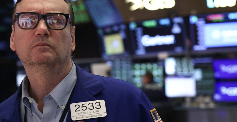 Un trader travaille sur le parquet de la Bourse de New York (NYSE) à l'ouverture des marchés, à New York, le 14 avril 2025.  (Photo par TIMOTHY A. CLARY / AFP)