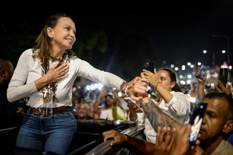 La dirigeante de l’opposition vénézuélienne et lauréate du prix Nobel de la paix Maria Corina Machado salue ses partisans à son arrivée à Caracas, le 25 octobre 2026. Machado est revenue dans son pays natal le 25 octobre 2026, après près d’un an d’exil, saluant des partisans en liesse dans une église de la ville de Barquisimeto. ( AFP / Maxwell BRICENO )