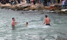 Des fidèles grecs célèbrent l'Épiphanie lors du rituel traditionnel de la bénédiction des eaux
