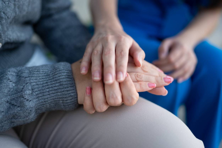 Aide à domicile : quelles démarches pour les personnes autonomes ou dépendantes ? / iStock.com - Mathana