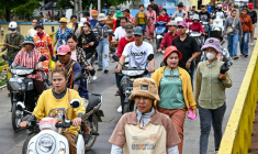 Des ouvriers de l'habillement sortent de leur usine pendant leur pause déjeuner à Phnom Penh, au Cambodge, le 8 juillet 2025. ( AFP / TANG CHHIN Sothy )