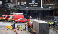 LONDRES ENVOIE DES RENFORTS À DOUVRES POUR DÉGAGER LES FILES DE CAMIONS