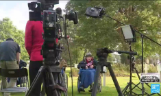 80 ans du D-DAY : hommage des touristes américains au cimetière américain de Colleville-sur-Mer