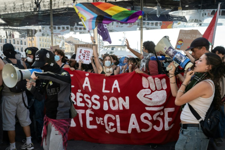 Des manifestants défilent en marge d'une action de blocage des lycéens à l'échelle nationale, à Marseille, dans les Bouches-du-Rhône, le 5 octobre 2026 ( AFP / Miguel MEDINA )