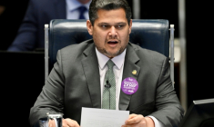 Le président du Sénat brésilien, Davi Alcolumbre, lors d'une session consacrée au vote sur l'approbation de l'accord de libre-échange entre le Mercosur et l'Union européenne, le 4 mars 2026 à Brasilia ( AFP / Evaristo Sa )