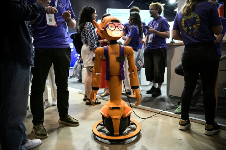 Des robots en démonstrations au salon Vivatech de Paris, le 17 juin 2026 ( AFP / JULIEN DE ROSA )