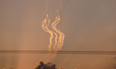 De la fumée dans le ciel, dans le cadre du conflit entre Israël et le groupe islamiste palestinien Hamas, vue depuis Israël