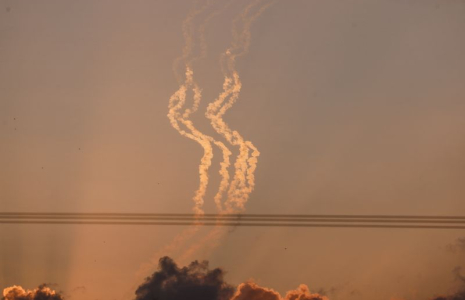 De la fumée dans le ciel, dans le cadre du conflit entre Israël et le groupe islamiste palestinien Hamas, vue depuis Israël