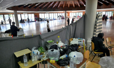 Des personnes déplacées dans une école transformée en abri à Dekwaneh, au nord de Beyrouth, le 5 mars 2026 au Liban ( AFP / Joseph EID )