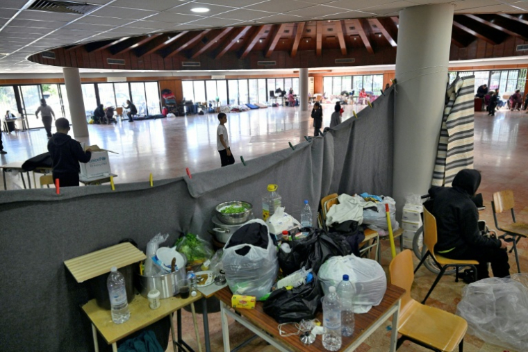 Des personnes déplacées dans une école transformée en abri à Dekwaneh, au nord de Beyrouth, le 5 mars 2026 au Liban ( AFP / Joseph EID )