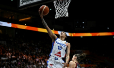 La capitaine française Gabby Williams (à gauche) en demi-finale de la coupe du monde de basket face à l'Allemagne, le 12 septembre 2026 à Berlin ( AFP / Tobias SCHWARZ )