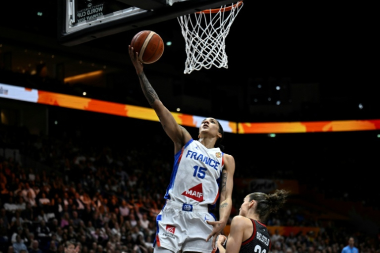 La capitaine française Gabby Williams (à gauche) en demi-finale de la coupe du monde de basket face à l'Allemagne, le 12 septembre 2026 à Berlin ( AFP / Tobias SCHWARZ )