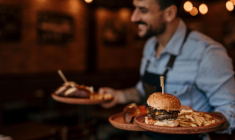 Le burger est devenu l’un des plats de référence de la cuisine française. ( crédit photo : Shutterstock )