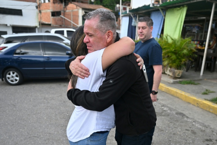 L'ancien prisonnier politique Jose Ignacio Moreno Suarez embrasse sa fille après sa libération de la prison de Rodeo I à Guatire au Venezuela, le 14 août 2026 ( AFP / Juan BARRETO )