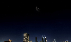 Un missile iranien équipé d'une ogive à fragmentation survole la ville, vue de Tel-Aviv