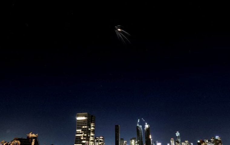 Un missile iranien équipé d'une ogive à fragmentation survole la ville, vue de Tel-Aviv