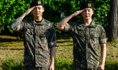 Les membres de BTS Jungkook (G) et Jimin (D) après avoir été libérés de leur service militaire, dans le comté de Yeoncheon en Corée du Sud, le 11 juin 2025 ( AFP / ANTHONY WALLACE )