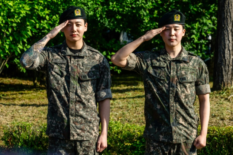 Les membres de BTS Jungkook (G) et Jimin (D) après avoir été libérés de leur service militaire, dans le comté de Yeoncheon en Corée du Sud, le 11 juin 2025 ( AFP / ANTHONY WALLACE )