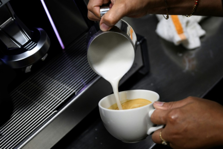 Un barista préparé un café latte dans la cuisine du Hamilton à Washington le 2 juillet 2025 ( AFP / Drew ANGERER )
