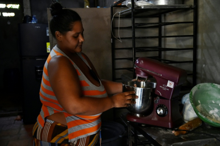 La boulangère Luisana Serrano, ancienne aide-soignante,  utilise un batteur chez elle, à La Fortaleza, près de Cucuta, en Colombie, le 9 janvier 2026 ( AFP / Schneyder MENDOZA )