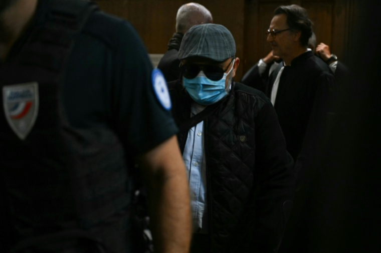 L'accusé Husamettin Dogan arrive au palais de justice de Nîmes pour le procès en appel des viols de Mazan, le 9 octobre 2025 dans le Gard ( AFP / Gabriel BOUYS )