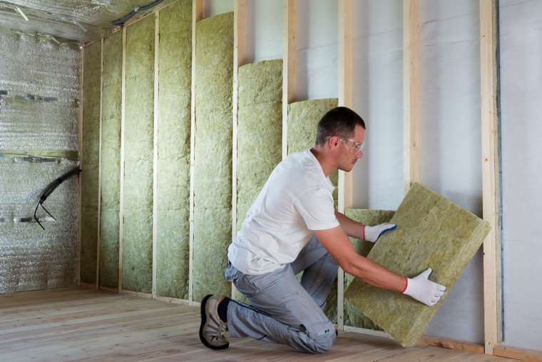 En Europe, trois b&acirc;timents sur quatre ont &eacute;t&eacute; construits avant 1980, c&rsquo;est-&agrave;-dire souvent en l&rsquo;absence de r&eacute;glementation acoustique ou thermique. (cr&eacute;dit: Adobe Stock)