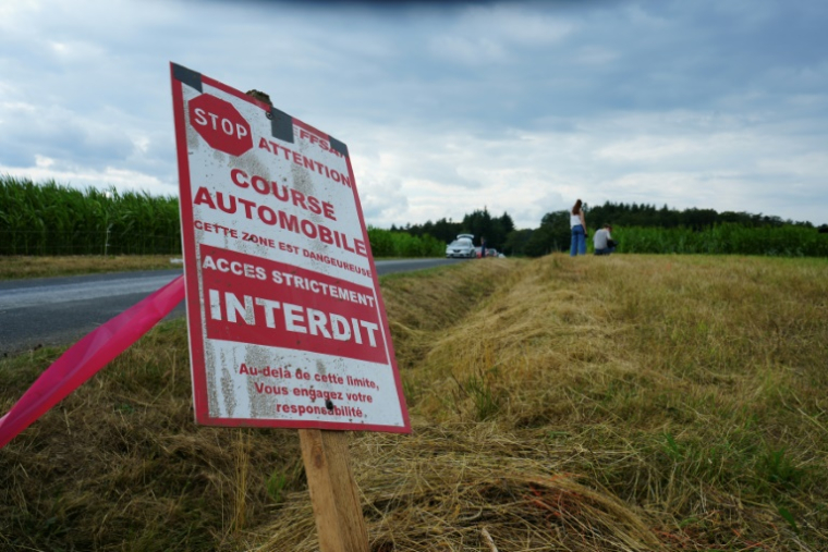 Un panneau interdisant l'accès au site près du lieu où des spectateurs sont morts après avoir été heurtés par une voiture qui a quitté la route lors d'un rallye automobile à Saint-Just, dans le Puy-de-Dôme, le 26 juillet 2025 ( AFP / Sylvain Thizy )