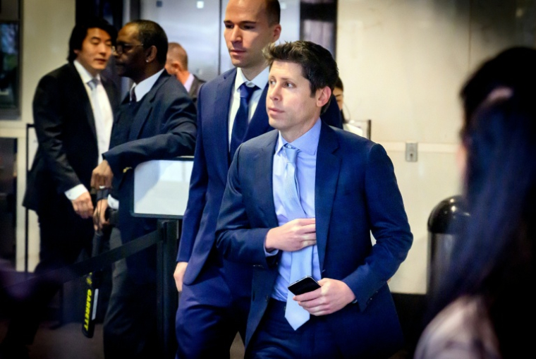 Sam Altman (d), PDG d'OpenAI, et Greg Brockman, président et cofondateur d'OpenAI, arrivent au tribunal fédéral d'Oakland, en Californie, le 30 avril 2026 ( AFP / JOSH EDELSON )