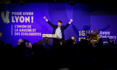 Le maire de Lyon, Grégory Doucet, lors de sa campagne pour sa réélection, en vue des élections municipales de 2026 à Lyon, le 17 janvier 2026 ( AFP / OLIVIER CHASSIGNOLE )