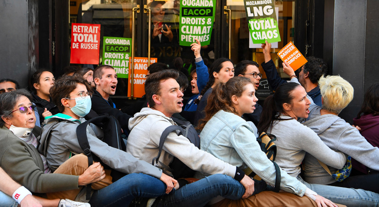 Le 25 mai, des militants du mouvement Climat ont bloqué l'accès à l'assemblée générale de TotalEnergies, devant la salle Pleyel à Paris, pour demander la mise à l'arrêt des projets d'expansion du groupe et son retrait de Russie. (© AFP)